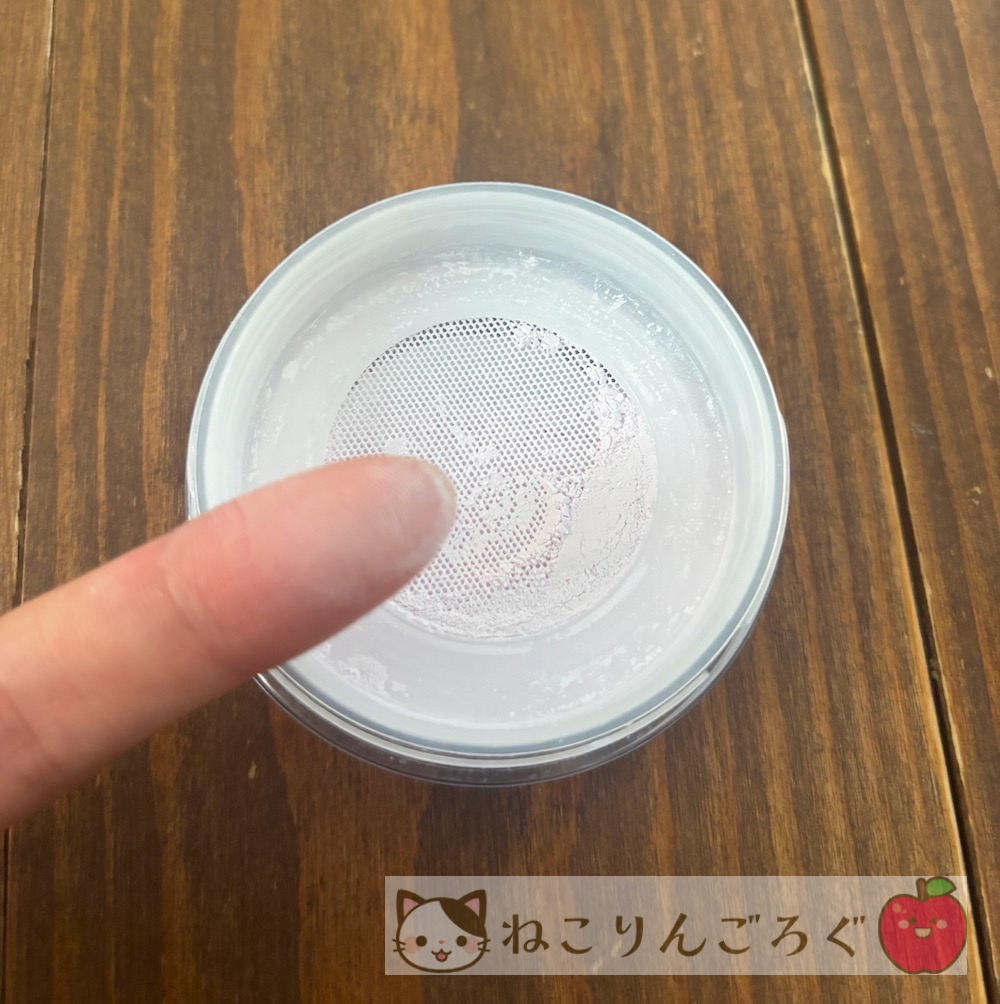 エクスボーテクールフィニッシングルースの粒子が細かくサラサラなパベンダー色のパウダー